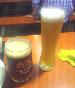 グラスに注がれた黒ビールと普通のビール