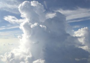 大気の状態が不安定な時に発生する積乱雲