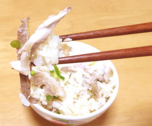 さんまの炊き込みご飯-箸上げ1
