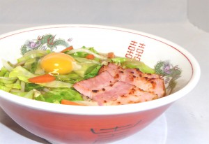 野菜炒め盛り醤油ラーメン卵のせアップ