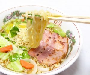 野菜炒め盛り醤油ラーメン卵のせの箸上げ画像