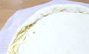 <br /> ピザのミミにチーズをセット