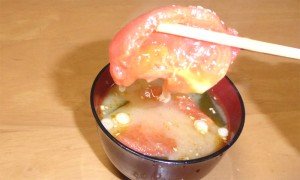焼きトマト味噌汁箸上げ