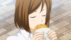 アニメ3話のフージャオピンを食べる女性のアニメ画像
