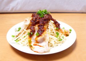 「庶民サンプル」の冷やしラー油麺を再現