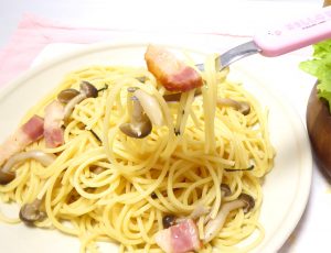 きのこパスタの麺リフト