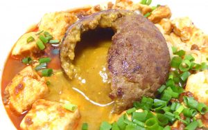 時限式麻婆カレー麺のカレー玉が溶けていく様子