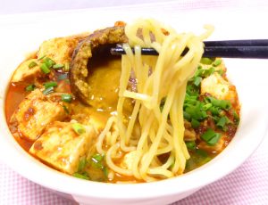 時限式麻婆カレー麺の麺リフトの画像