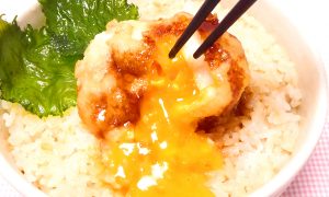 ゆきひら流 鶏卵の天ぷら丼の卵を箸で割る