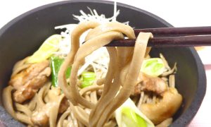 ゆきひら流焦がし蕎麦の麺リフト