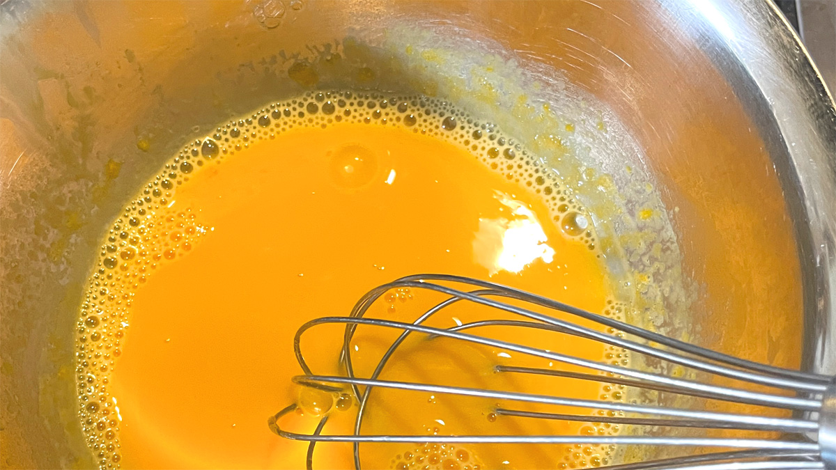 卵黄のボールに砂糖60gを入れよく混ぜ、水を入れて混ぜる。