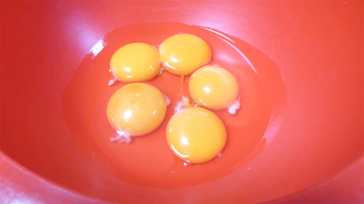 全卵2と卵黄3を割り入れる