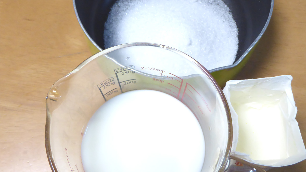 鍋に砂糖牛乳生クリームを入れる